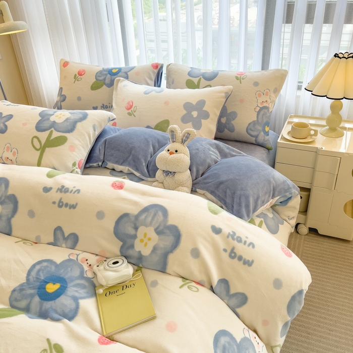 91家纺网 家纺一手货源 找家纺 印季家纺 2025新款加厚印花保暖牛奶绒四件套 蓝莓汽水