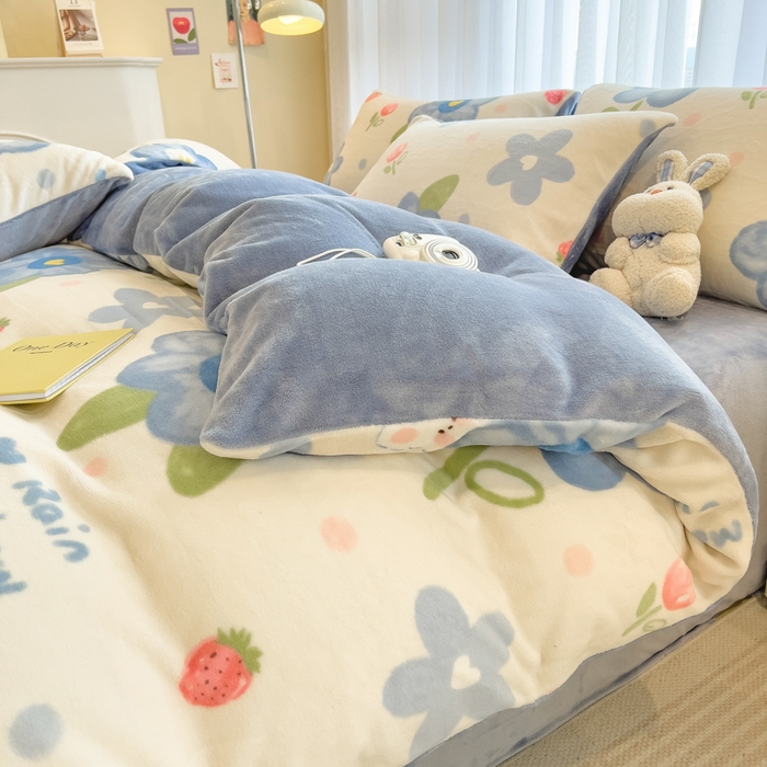 91家纺网 家纺一手货源 找家纺 印季家纺 2025新款加厚印花保暖牛奶绒四件套 蓝莓汽水