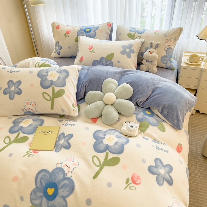 91家纺网 家纺一手货源 找家纺 印季家纺 2025新款加厚印花保暖牛奶绒四件套 蓝莓汽水