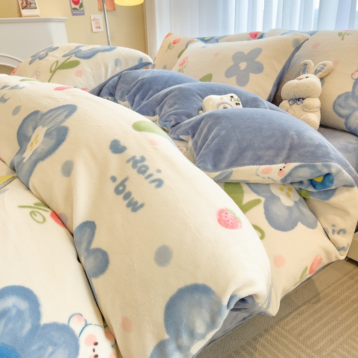 91家纺网 家纺一手货源 找家纺 印季家纺 2025新款加厚印花保暖牛奶绒四件套 蓝莓汽水