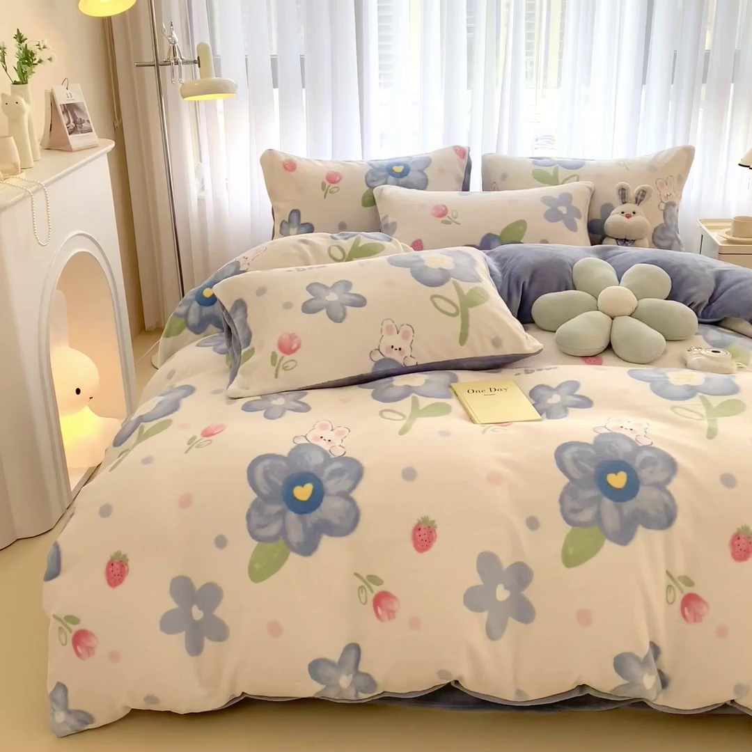 91家纺网 家纺一手货源 找家纺 印季家纺 2025新款加厚印花保暖牛奶绒四件套 蓝莓汽水