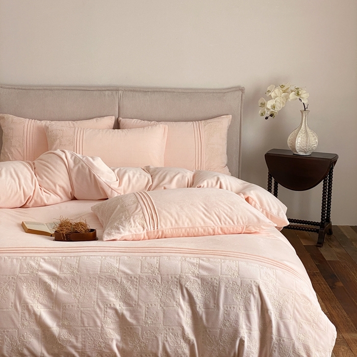 佳汐蓝家纺 2025新款230g婴肤绒刺绣四件套-目光(卷后不低于318元) 目光-粉色