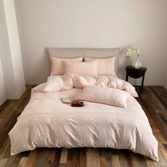 91家纺网 家纺一手货源 找家纺 佳汐蓝家纺 2025新款230g婴肤绒刺绣四件套-目光(卷后不低于318元) 目光-粉色