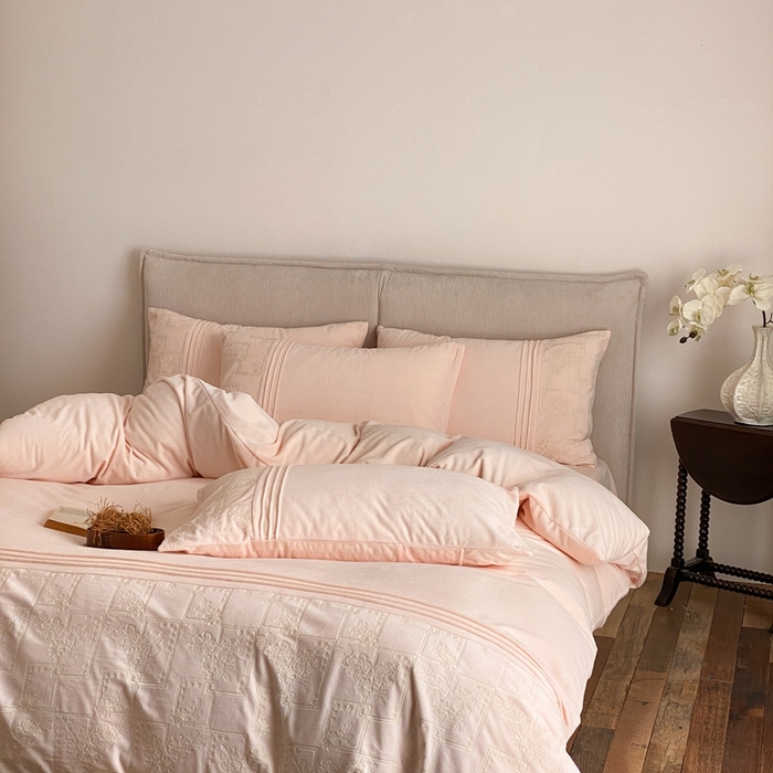 91家纺网 家纺一手货源 找家纺 佳汐蓝家纺 2025新款230g婴肤绒刺绣四件套-目光(卷后不低于318元) 目光-粉色