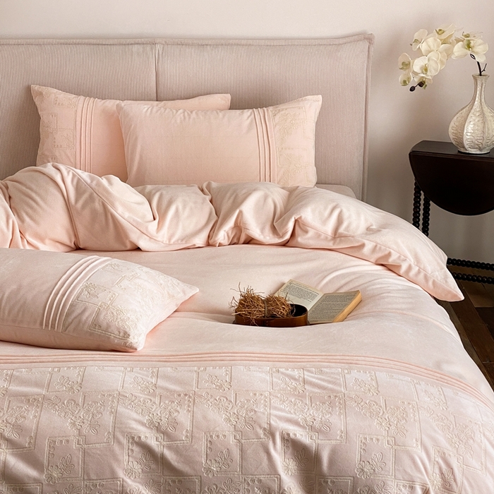 91家纺网 家纺一手货源 找家纺 佳汐蓝家纺 2025新款230g婴肤绒刺绣四件套-目光(卷后不低于318元) 目光-粉色