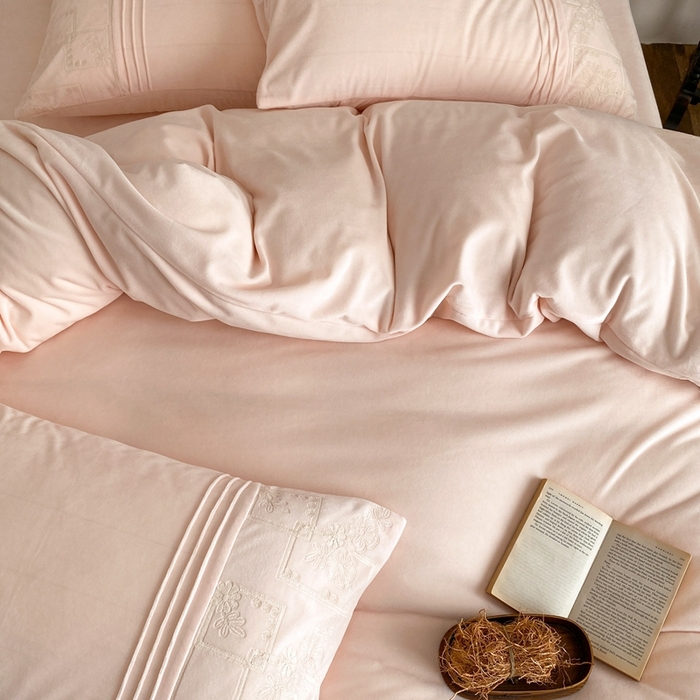 91家纺网 家纺一手货源 找家纺 佳汐蓝家纺 2025新款230g婴肤绒刺绣四件套-目光(卷后不低于318元) 目光-粉色