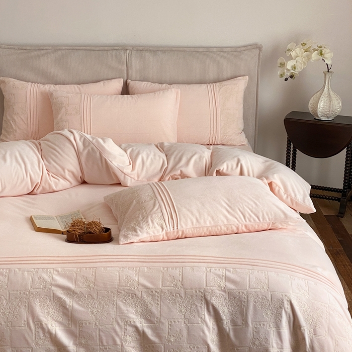 91家纺网 家纺一手货源 找家纺 佳汐蓝家纺 2025新款230g婴肤绒刺绣四件套-目光(卷后不低于318元) 目光-粉色