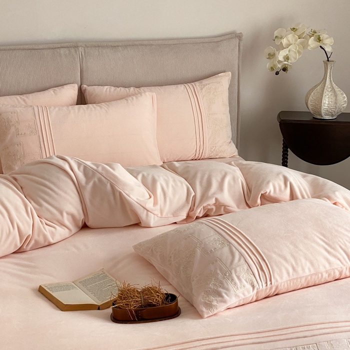 91家纺网 家纺一手货源 找家纺 佳汐蓝家纺 2025新款230g婴肤绒刺绣四件套-目光(卷后不低于318元) 目光-粉色