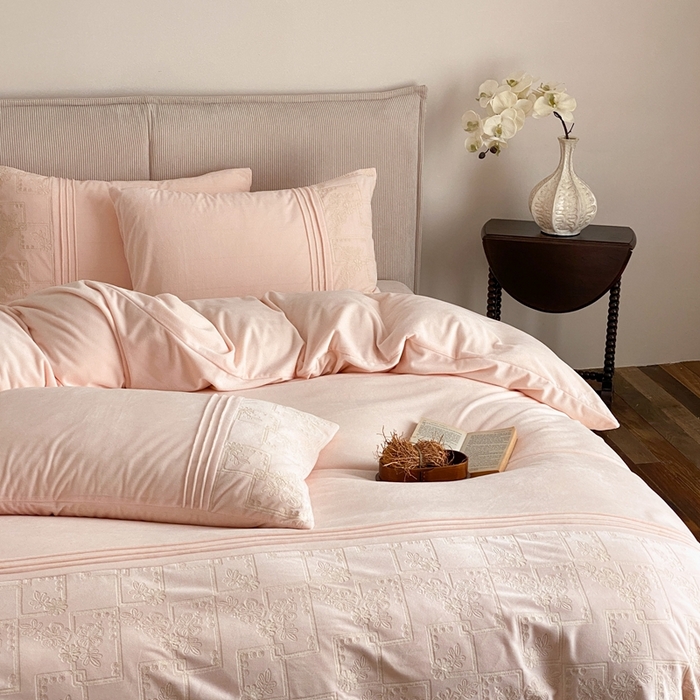 91家纺网 家纺一手货源 找家纺 佳汐蓝家纺 2025新款230g婴肤绒刺绣四件套-目光(卷后不低于318元) 目光-粉色