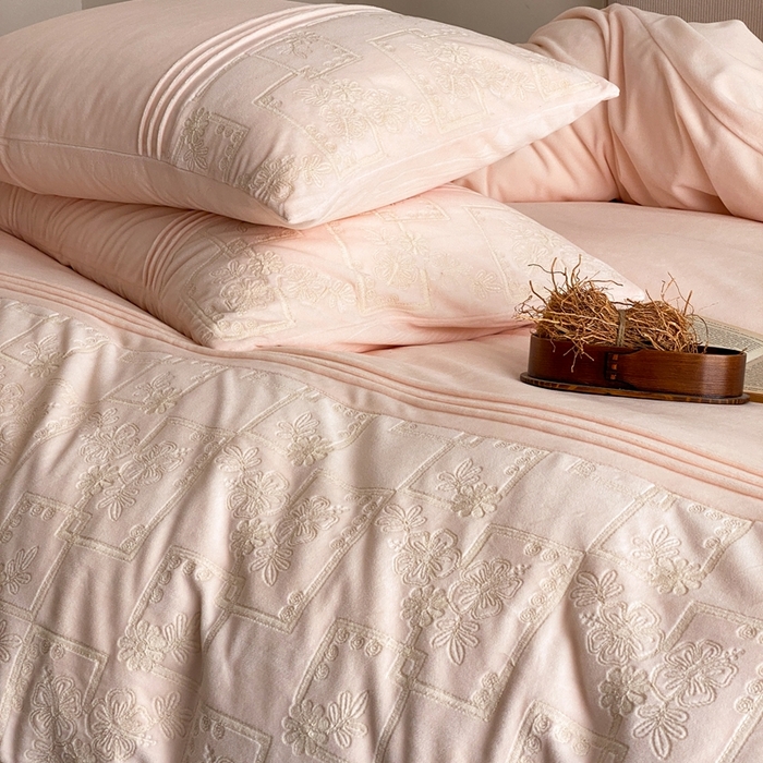 91家纺网 家纺一手货源 找家纺 佳汐蓝家纺 2025新款230g婴肤绒刺绣四件套-目光(卷后不低于318元) 目光-粉色