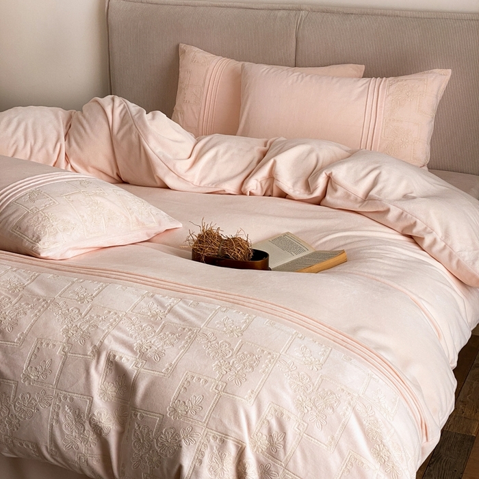 91家纺网 家纺一手货源 找家纺 佳汐蓝家纺 2025新款230g婴肤绒刺绣四件套-目光(卷后不低于318元) 目光-粉色