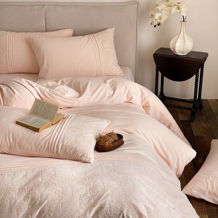 91家纺网 家纺一手货源 找家纺 佳汐蓝家纺 2025新款230g婴肤绒刺绣四件套-目光(卷后不低于318元) 目光-粉色