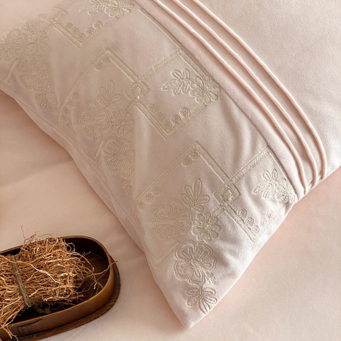 91家纺网 家纺一手货源 找家纺 佳汐蓝家纺 2025新款230g婴肤绒刺绣四件套-目光(卷后不低于318元) 目光-粉色