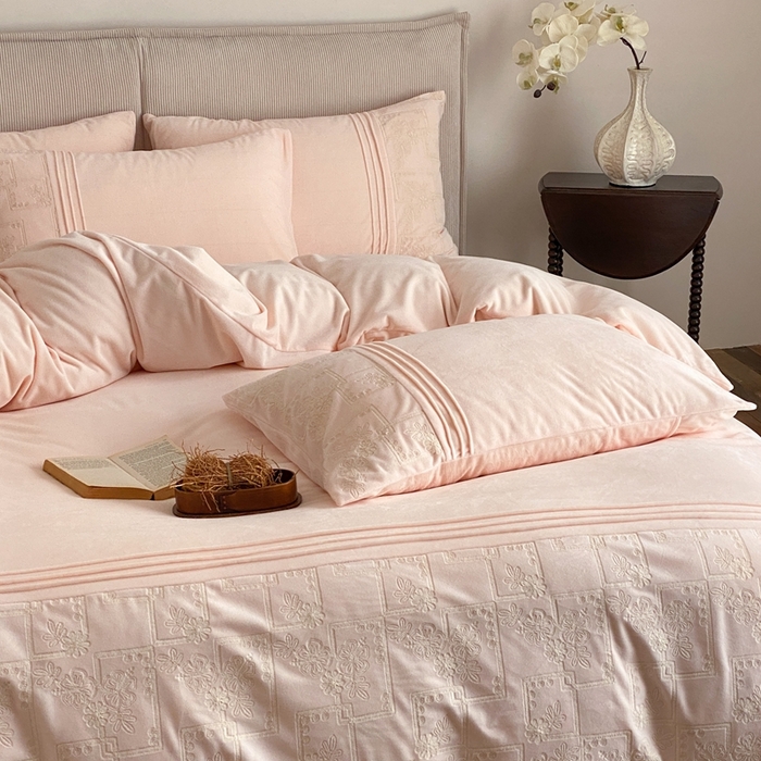 91家纺网 家纺一手货源 找家纺 佳汐蓝家纺 2025新款230g婴肤绒刺绣四件套-目光(卷后不低于318元) 目光-粉色