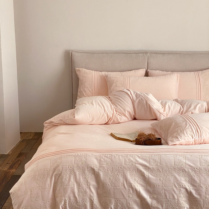 91家纺网 家纺一手货源 找家纺 佳汐蓝家纺 2025新款230g婴肤绒刺绣四件套-目光(卷后不低于318元) 目光-粉色