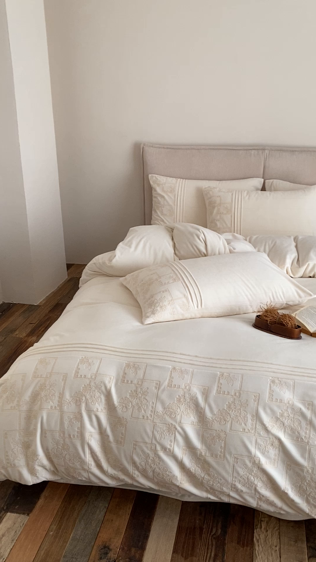 91家纺网 家纺一手货源 找家纺 （总）佳汐蓝家纺 2025新款230g婴肤绒刺绣四件套-目光(卷后不低于318元)