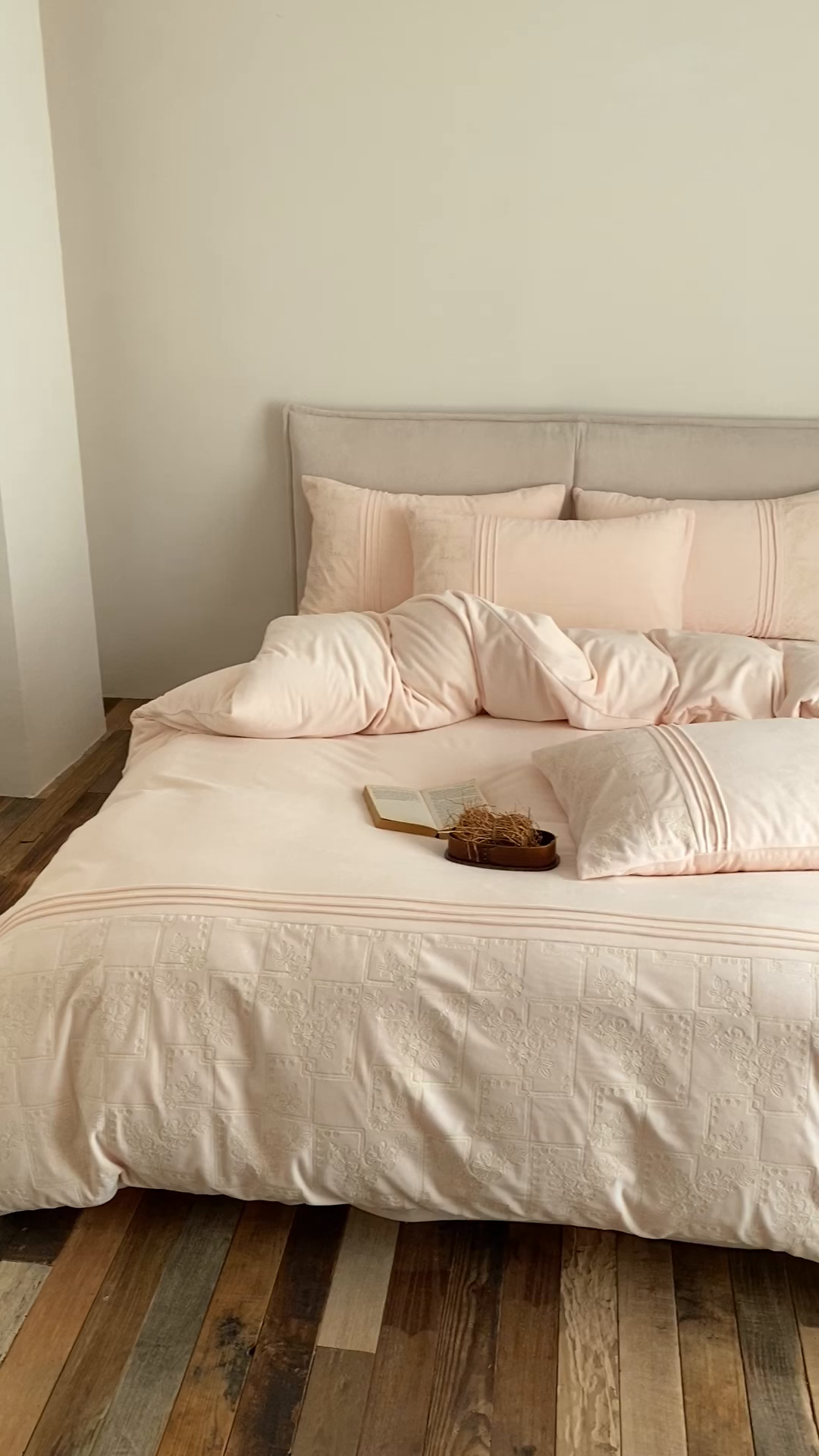 91家纺网 家纺一手货源 找家纺 佳汐蓝家纺 2025新款230g婴肤绒刺绣四件套-目光(卷后不低于318元) 目光-粉色