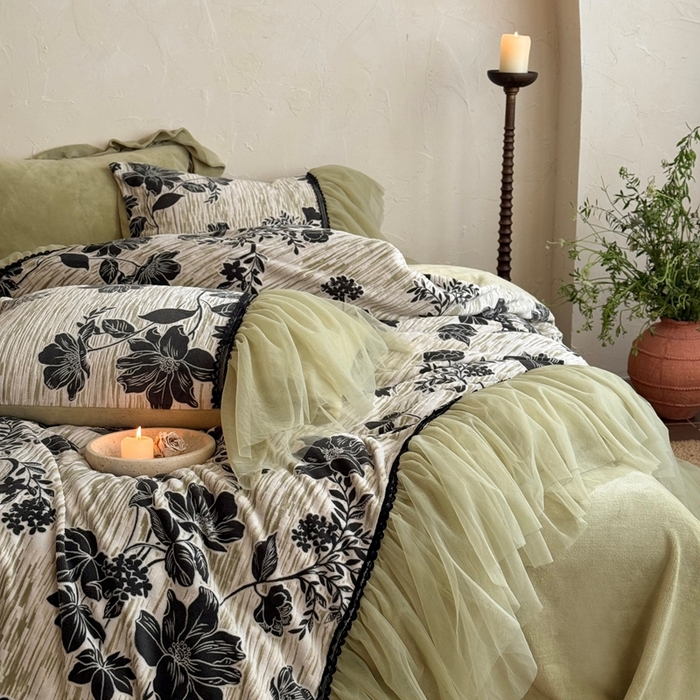 91家纺网 家纺一手货源 找家纺 （总）佳汐蓝家纺 2025新款230g牛奶绒雕花四件套-朝花夕拾(卷后不低于298元)