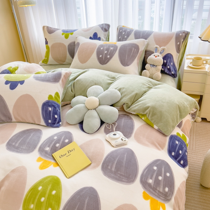 91家纺网 家纺一手货源 找家纺 印季家纺 2025新款加厚印花保暖牛奶绒四件套 奇妙草莓