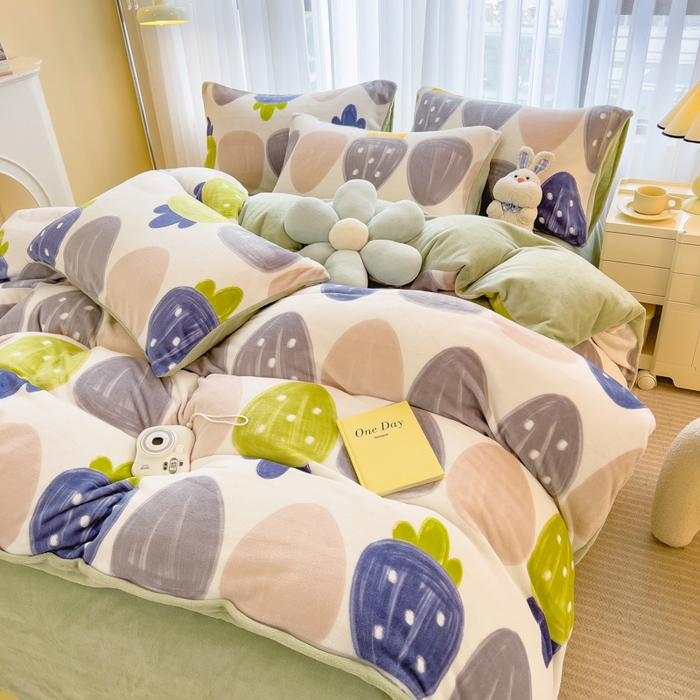 91家纺网 家纺一手货源 找家纺 印季家纺 2025新款加厚印花保暖牛奶绒四件套 奇妙草莓