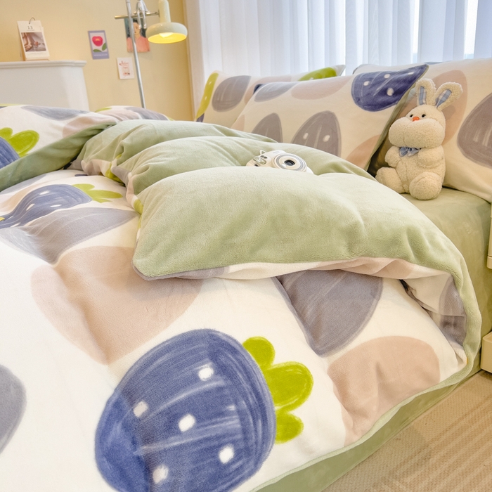 91家纺网 家纺一手货源 找家纺 印季家纺 2025新款加厚印花保暖牛奶绒四件套 奇妙草莓