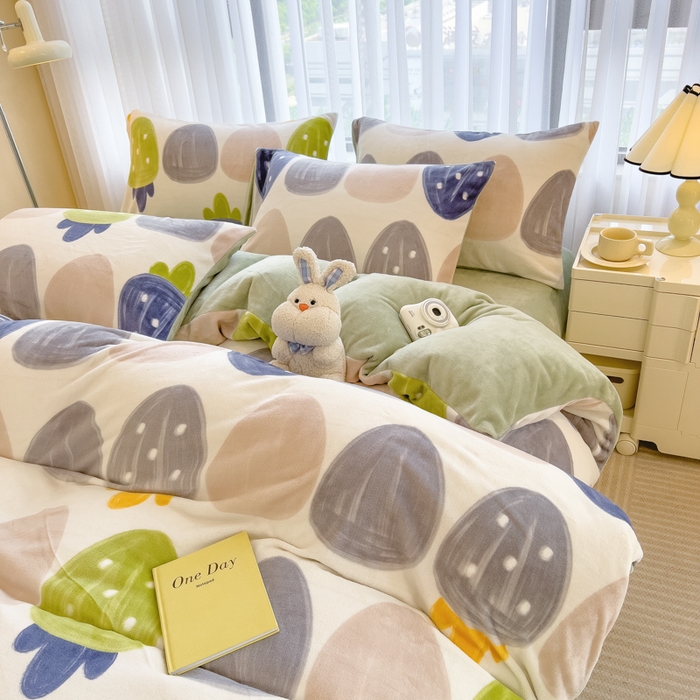 91家纺网 家纺一手货源 找家纺 印季家纺 2025新款加厚印花保暖牛奶绒四件套 奇妙草莓