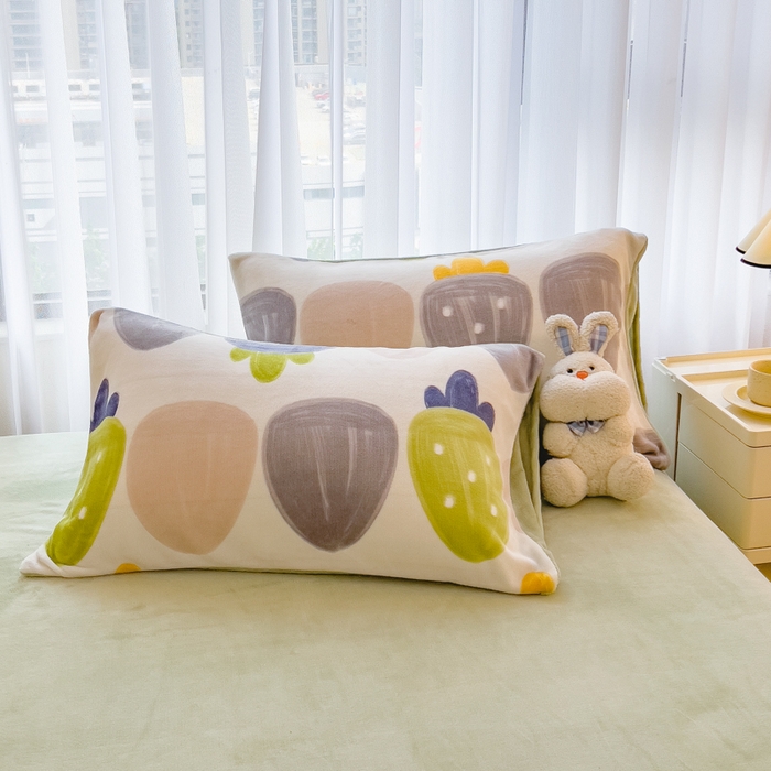 91家纺网 家纺一手货源 找家纺 印季家纺 2025新款加厚印花保暖牛奶绒四件套 奇妙草莓