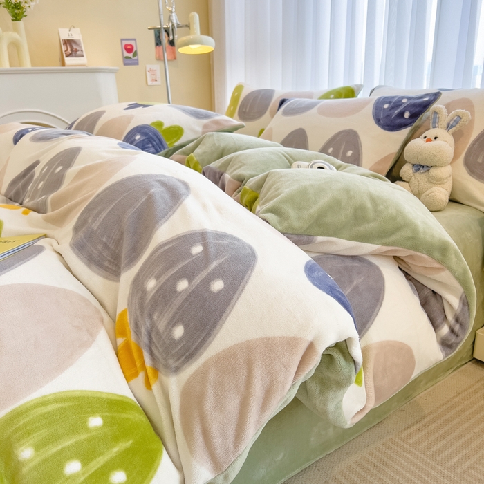 91家纺网 家纺一手货源 找家纺 印季家纺 2025新款加厚印花保暖牛奶绒四件套 奇妙草莓