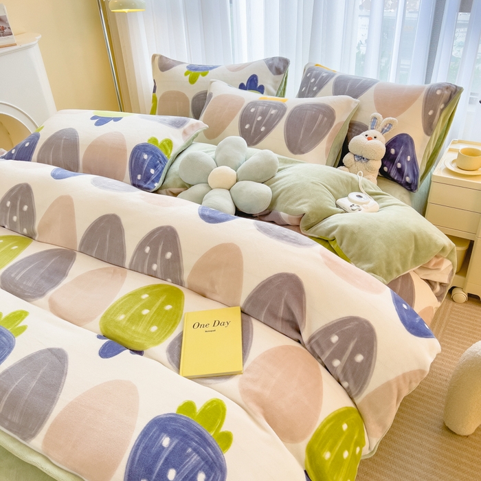 91家纺网 家纺一手货源 找家纺 印季家纺 2025新款加厚印花保暖牛奶绒四件套 奇妙草莓