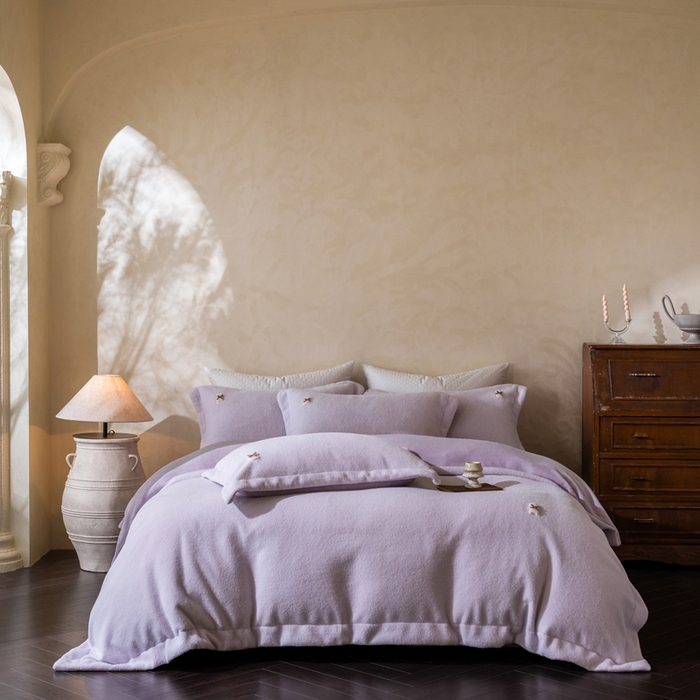 91家纺网 家纺一手货源 找家纺 佳汐蓝家纺 2025新款糯米绒四件套系列（床单圆角卷边） 糯米绒 香芋紫