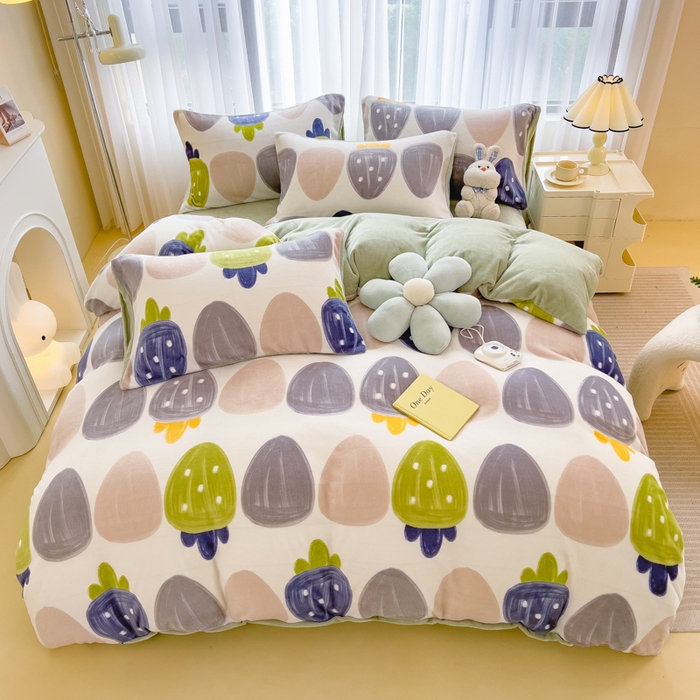 91家纺网 家纺一手货源 找家纺 印季家纺 2025新款加厚印花保暖牛奶绒四件套 奇妙草莓