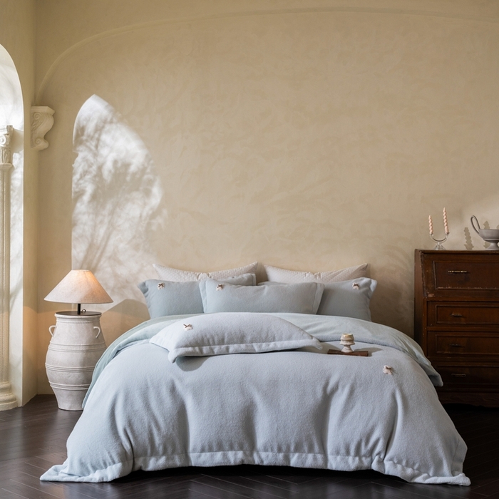 91家纺网 家纺一手货源 找家纺 佳汐蓝家纺 2025新款糯米绒四件套系列（床单圆角卷边） 糯米绒 气泡蓝