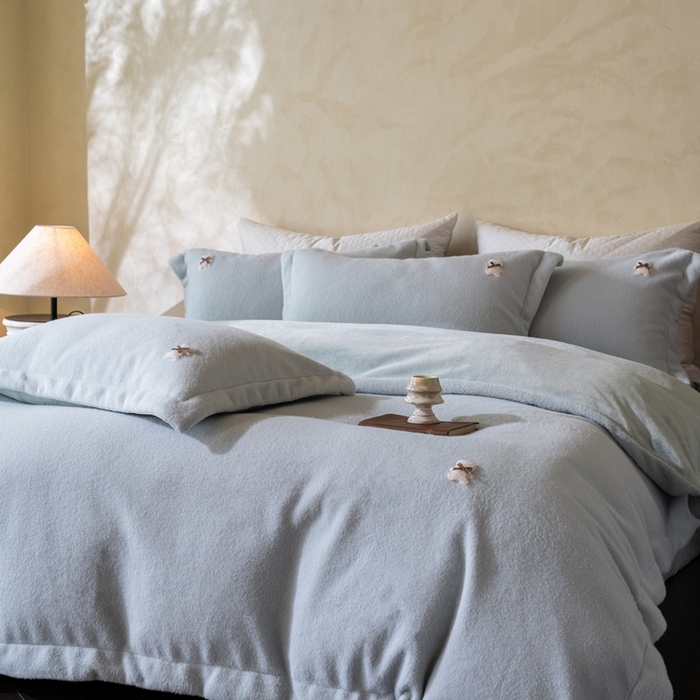 91家纺网 家纺一手货源 找家纺 佳汐蓝家纺 2025新款糯米绒四件套系列（床单圆角卷边） 糯米绒 气泡蓝