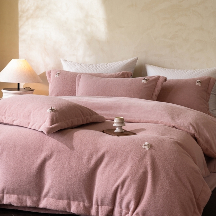 91家纺网 家纺一手货源 找家纺 佳汐蓝家纺 2025新款糯米绒四件套系列（床单圆角卷边） 糯米绒-裸粉