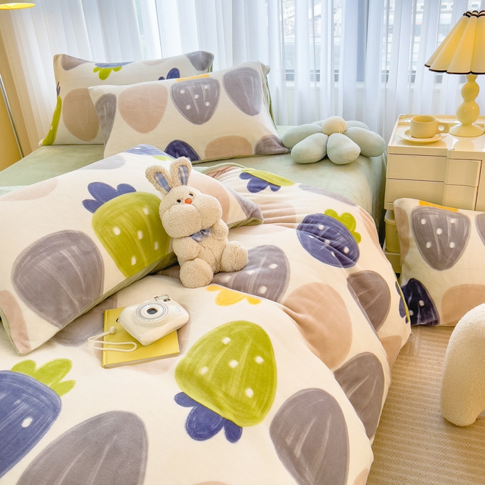 91家纺网 家纺一手货源 找家纺 印季家纺 2025新款加厚印花保暖牛奶绒四件套 奇妙草莓