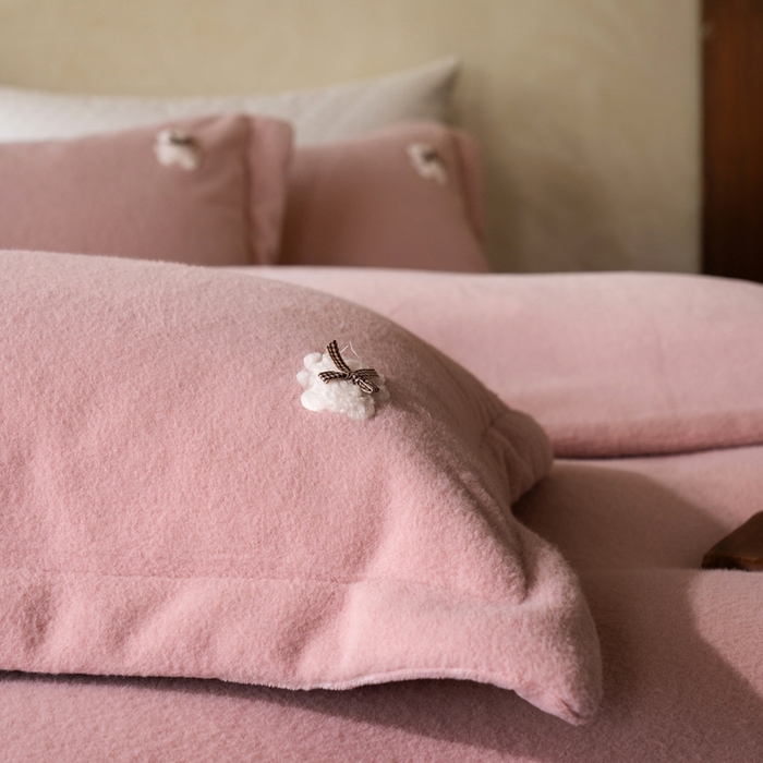 91家纺网 家纺一手货源 找家纺 佳汐蓝家纺 2025新款糯米绒四件套系列（床单圆角卷边） 糯米绒-裸粉