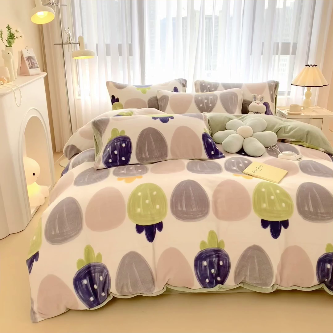 91家纺网 家纺一手货源 找家纺 印季家纺 2025新款加厚印花保暖牛奶绒四件套 奇妙草莓