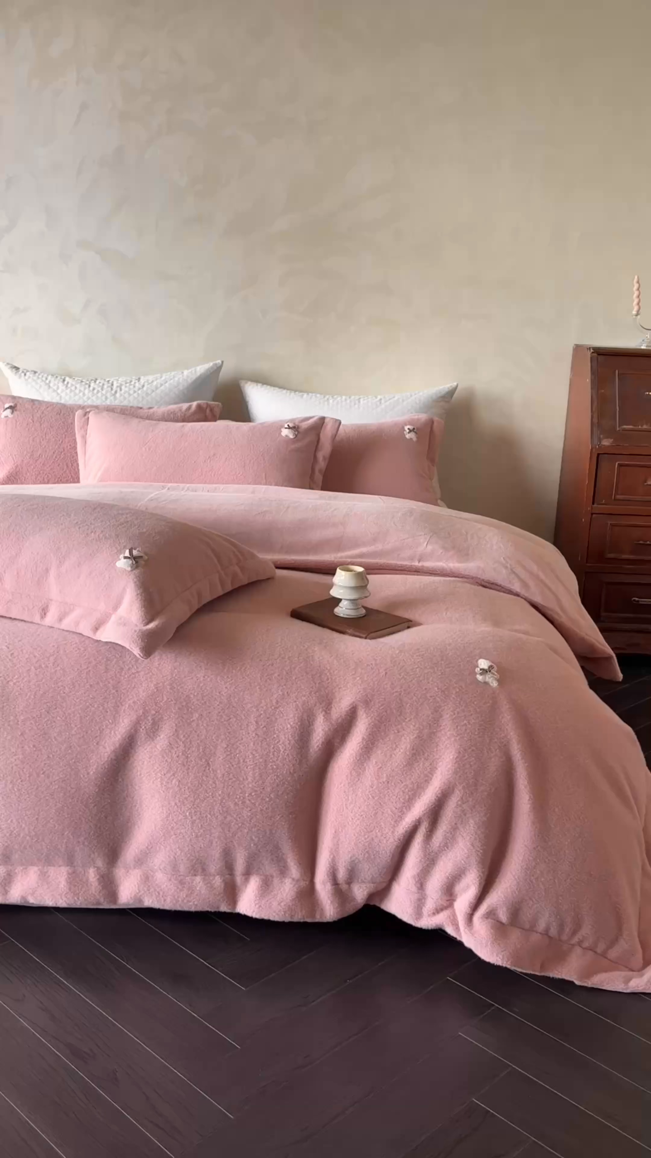 91家纺网 家纺一手货源 找家纺 佳汐蓝家纺 2025新款糯米绒四件套系列（床单圆角卷边） 糯米绒-裸粉