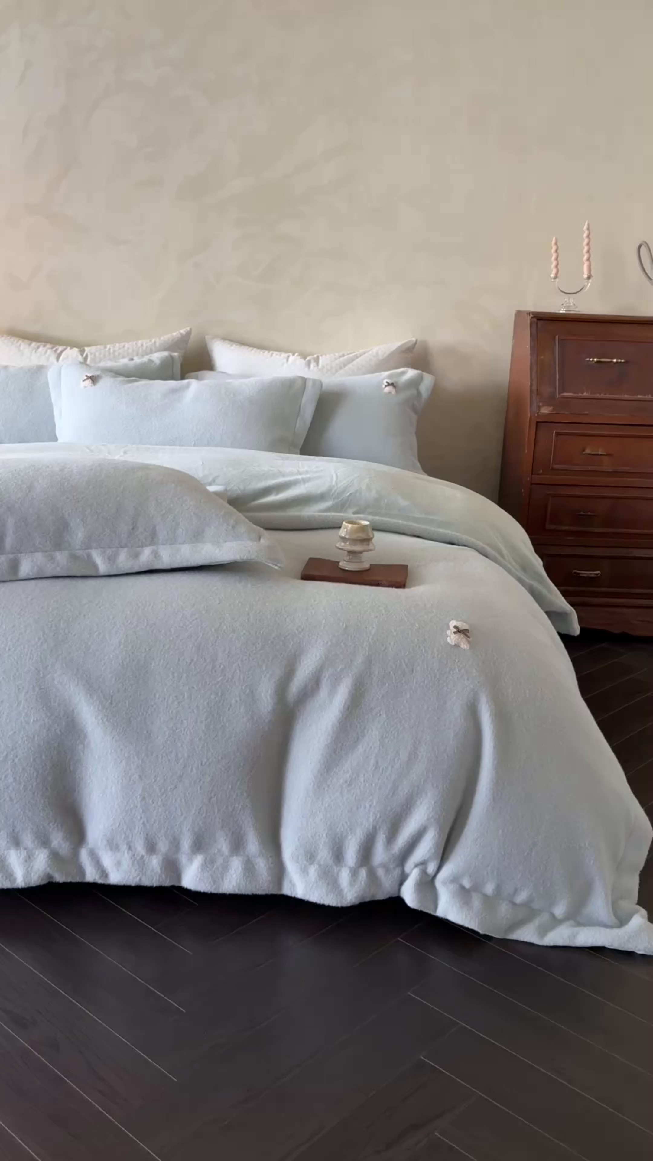 91家纺网 家纺一手货源 找家纺 佳汐蓝家纺 2025新款糯米绒四件套系列（床单圆角卷边） 糯米绒 气泡蓝