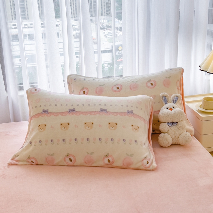 91家纺网 家纺一手货源 找家纺 印季家纺 2025新款加厚印花保暖牛奶绒四件套 桃桃熊