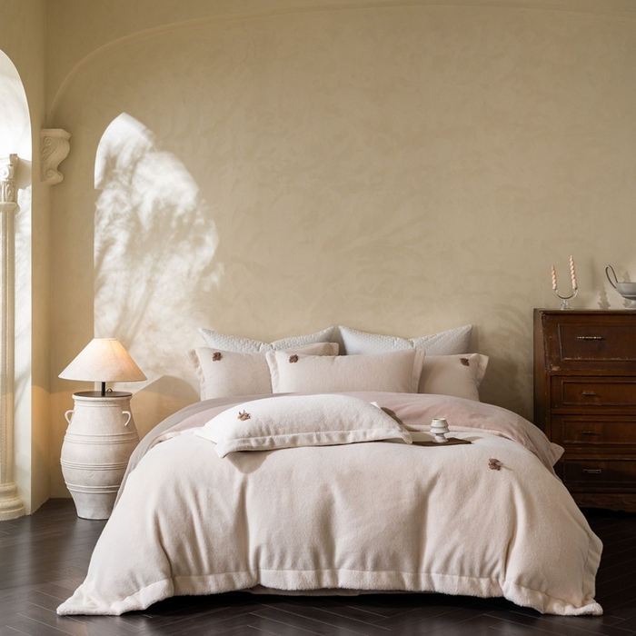 91家纺网 家纺一手货源 找家纺 佳汐蓝家纺 2025新款糯米绒四件套系列(圆角吊边款床单) 糯米绒 芝士奶