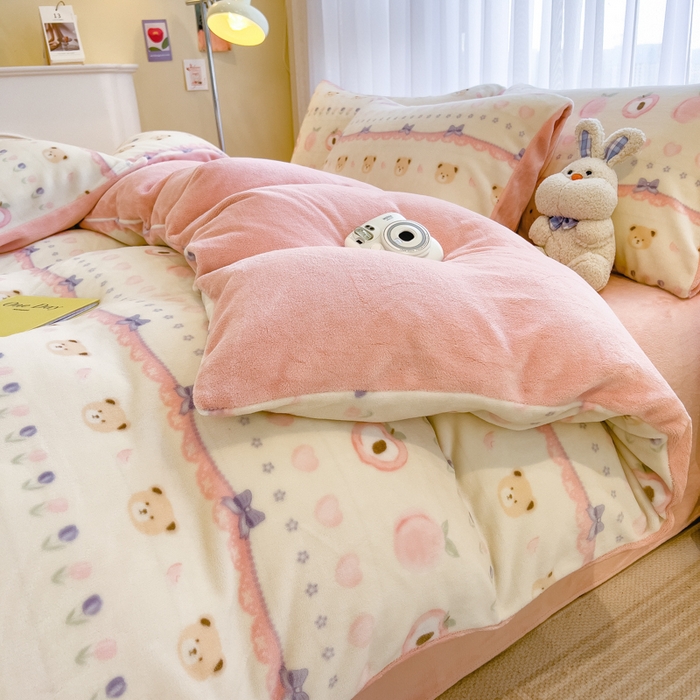 91家纺网 家纺一手货源 找家纺 印季家纺 2025新款加厚印花保暖牛奶绒四件套 桃桃熊