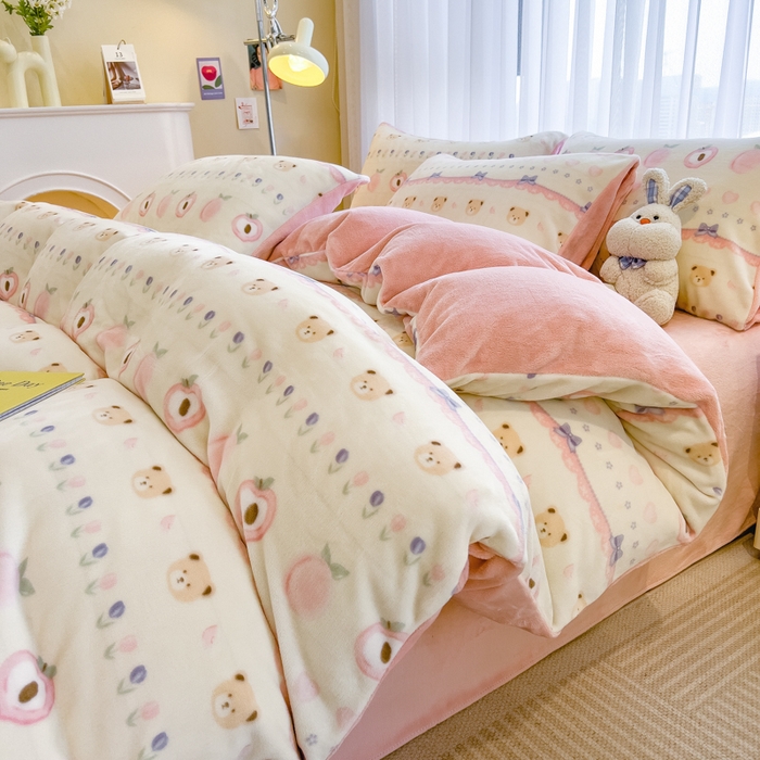 91家纺网 家纺一手货源 找家纺 印季家纺 2025新款加厚印花保暖牛奶绒四件套 桃桃熊