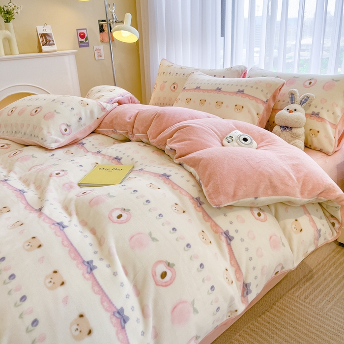 91家纺网 家纺一手货源 找家纺 印季家纺 2025新款加厚印花保暖牛奶绒四件套 桃桃熊