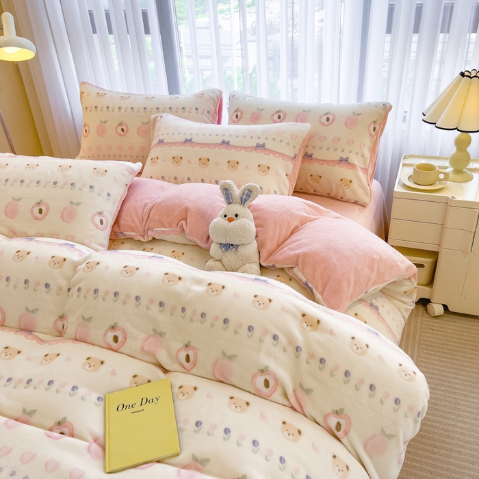 91家纺网 家纺一手货源 找家纺 印季家纺 2025新款加厚印花保暖牛奶绒四件套 桃桃熊