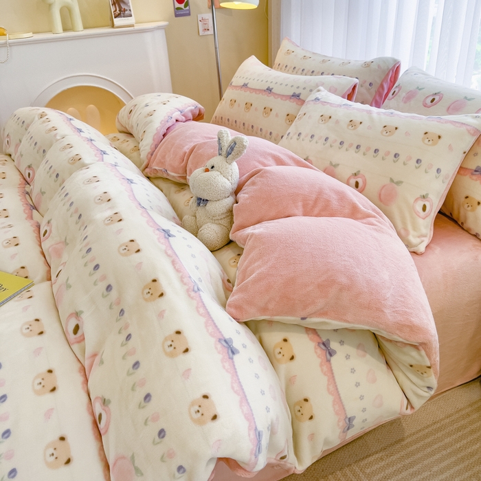 91家纺网 家纺一手货源 找家纺 印季家纺 2025新款加厚印花保暖牛奶绒四件套 桃桃熊