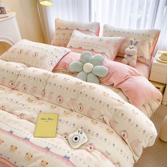 91家纺网 家纺一手货源 找家纺 印季家纺 2025新款加厚印花保暖牛奶绒四件套 桃桃熊