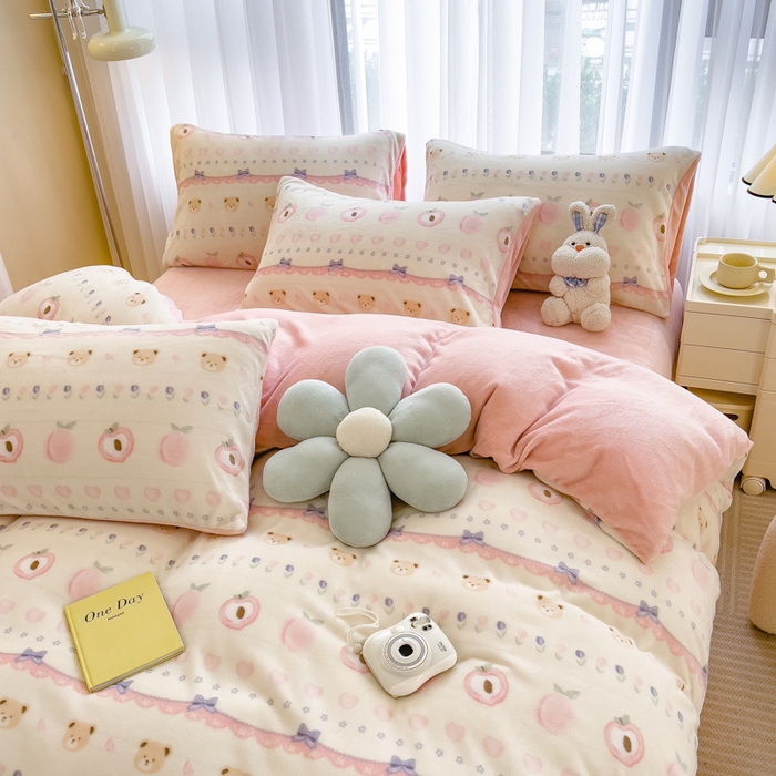 91家纺网 家纺一手货源 找家纺 印季家纺 2025新款加厚印花保暖牛奶绒四件套 桃桃熊