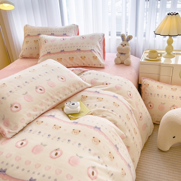 91家纺网 家纺一手货源 找家纺 印季家纺 2025新款加厚印花保暖牛奶绒四件套 桃桃熊