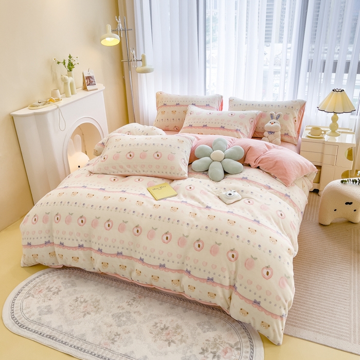 91家纺网 家纺一手货源 找家纺 印季家纺 2025新款加厚印花保暖牛奶绒四件套 桃桃熊